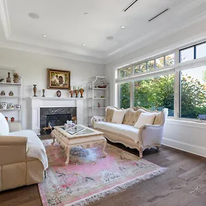Elegant Spacious Retreat Modern Amenitie Vancouver